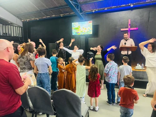 Children and families worshipping at Iglesia Palabra con Fuego